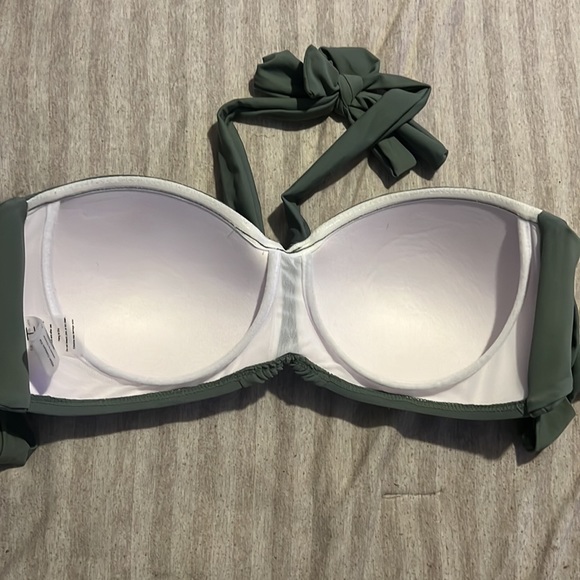 Green bikini 👙 - Picture 3 of 7